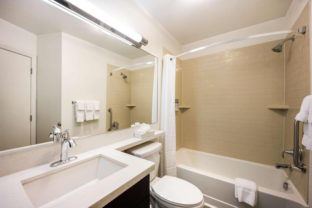Queen Studio Suite with Bathtub - Mobility Accessible,1708164013:JPEG