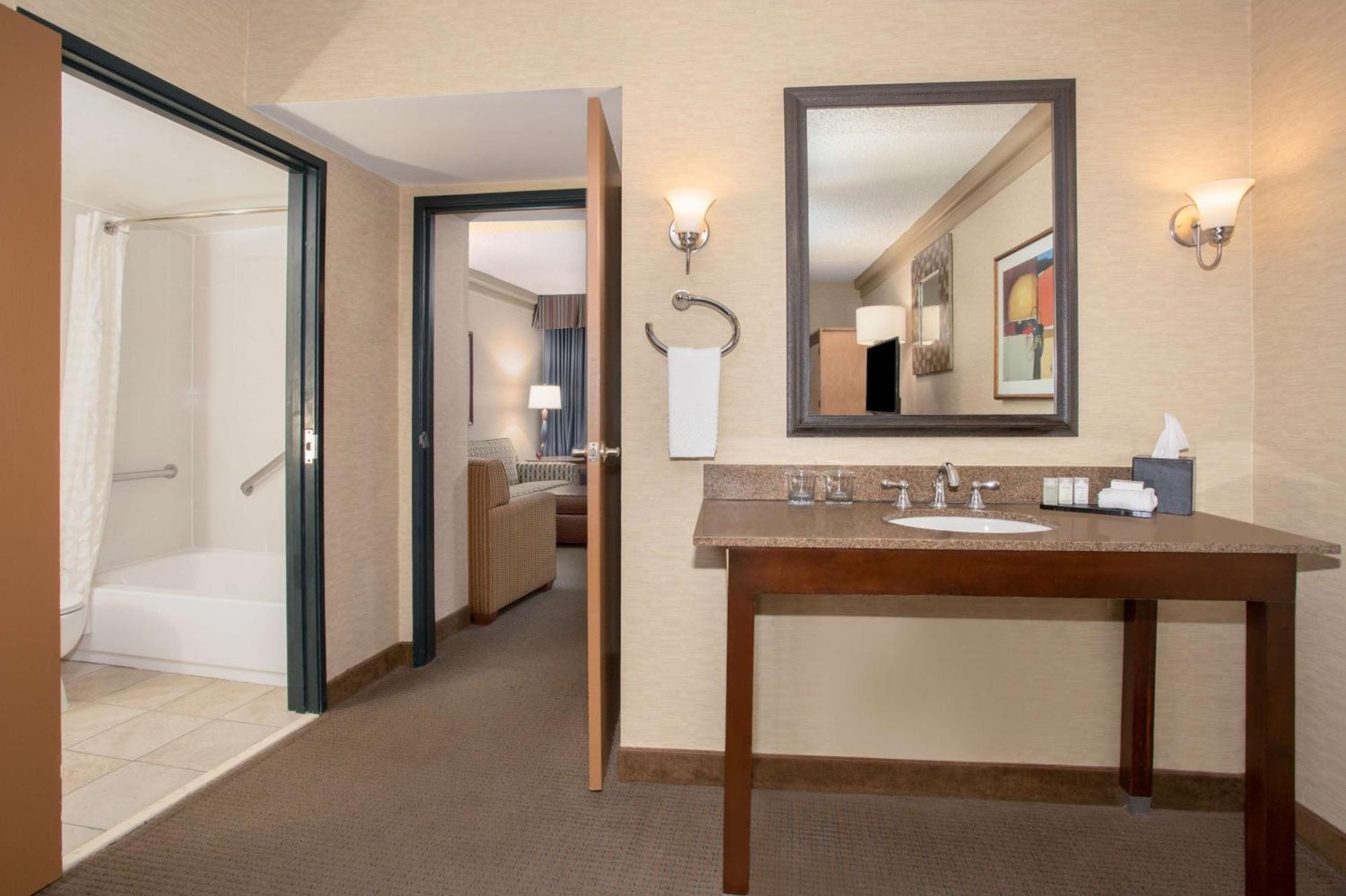 One-Bedroom King Suite with Mobility Accessible Tub