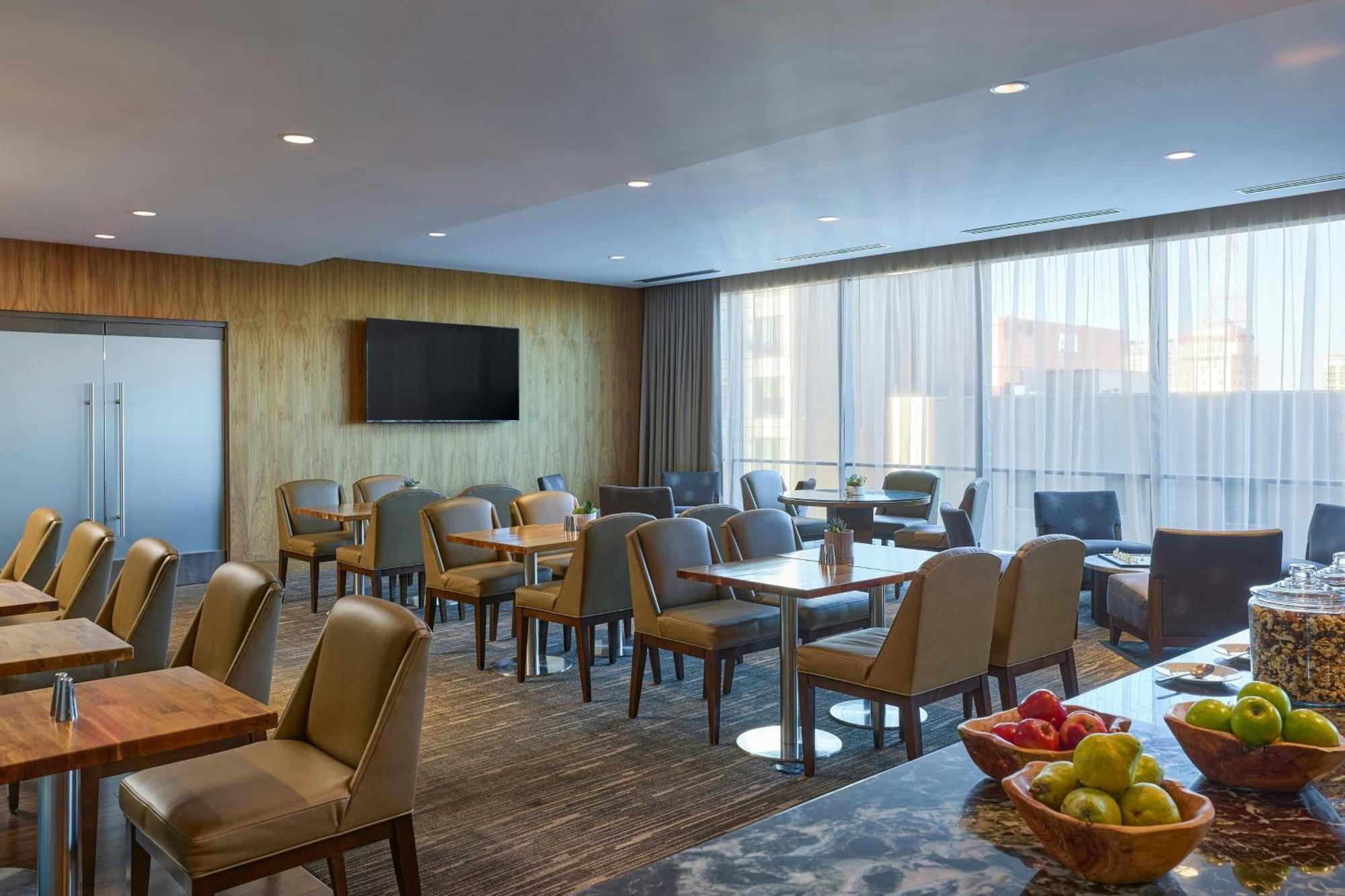 Executive Room, Club level, Guest room, 1 King, City view,1687469973:JPEG