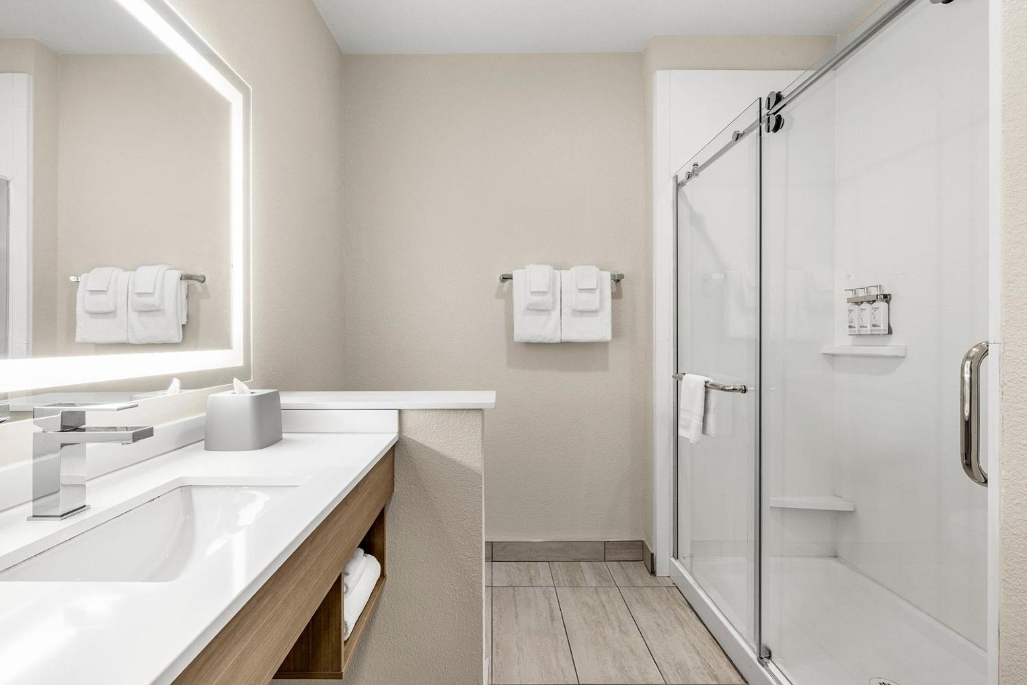 King Studio with Tub - Hearing Accessible/Non-Smoking
