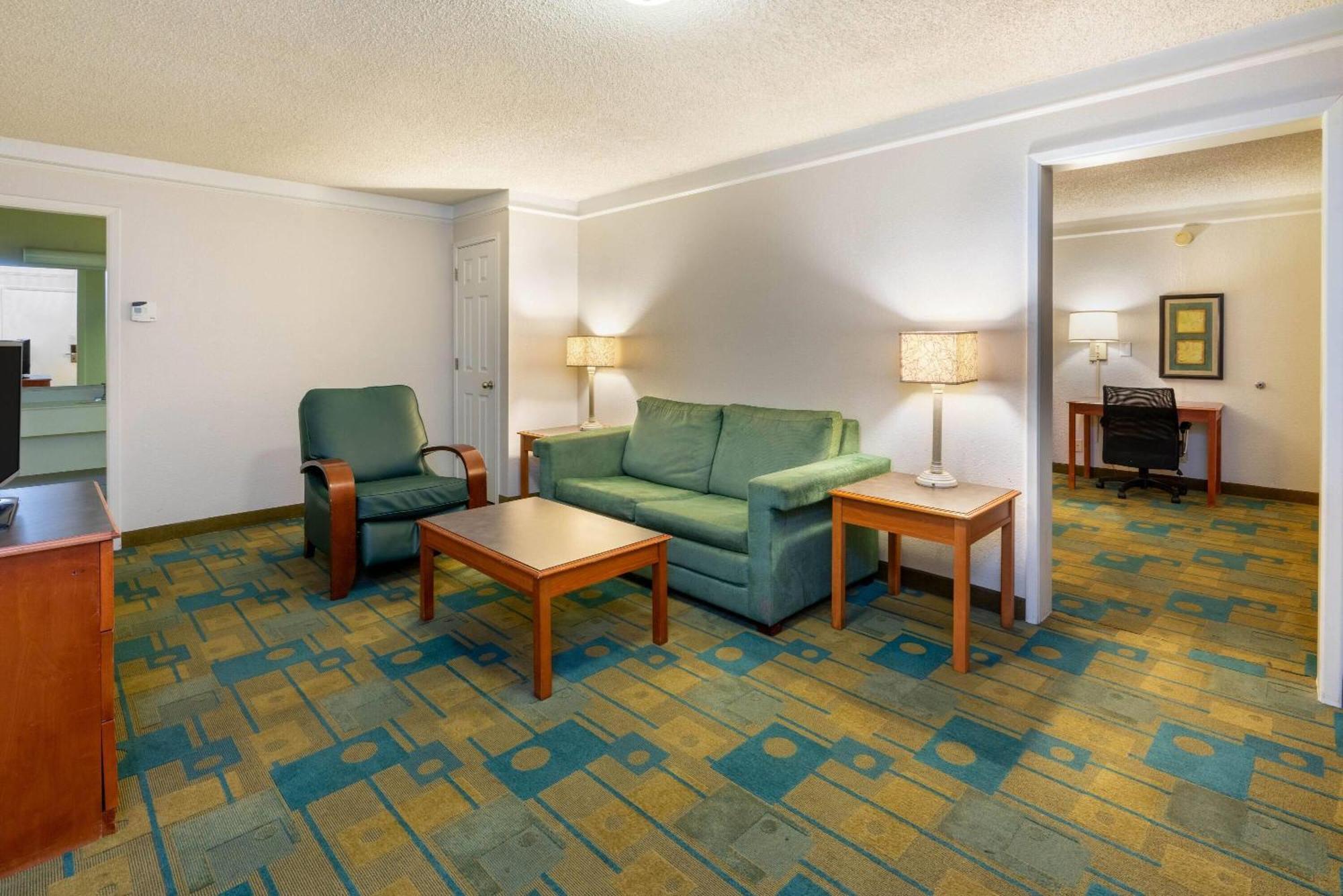 One-Bedroom King Suite - Non-Smoking