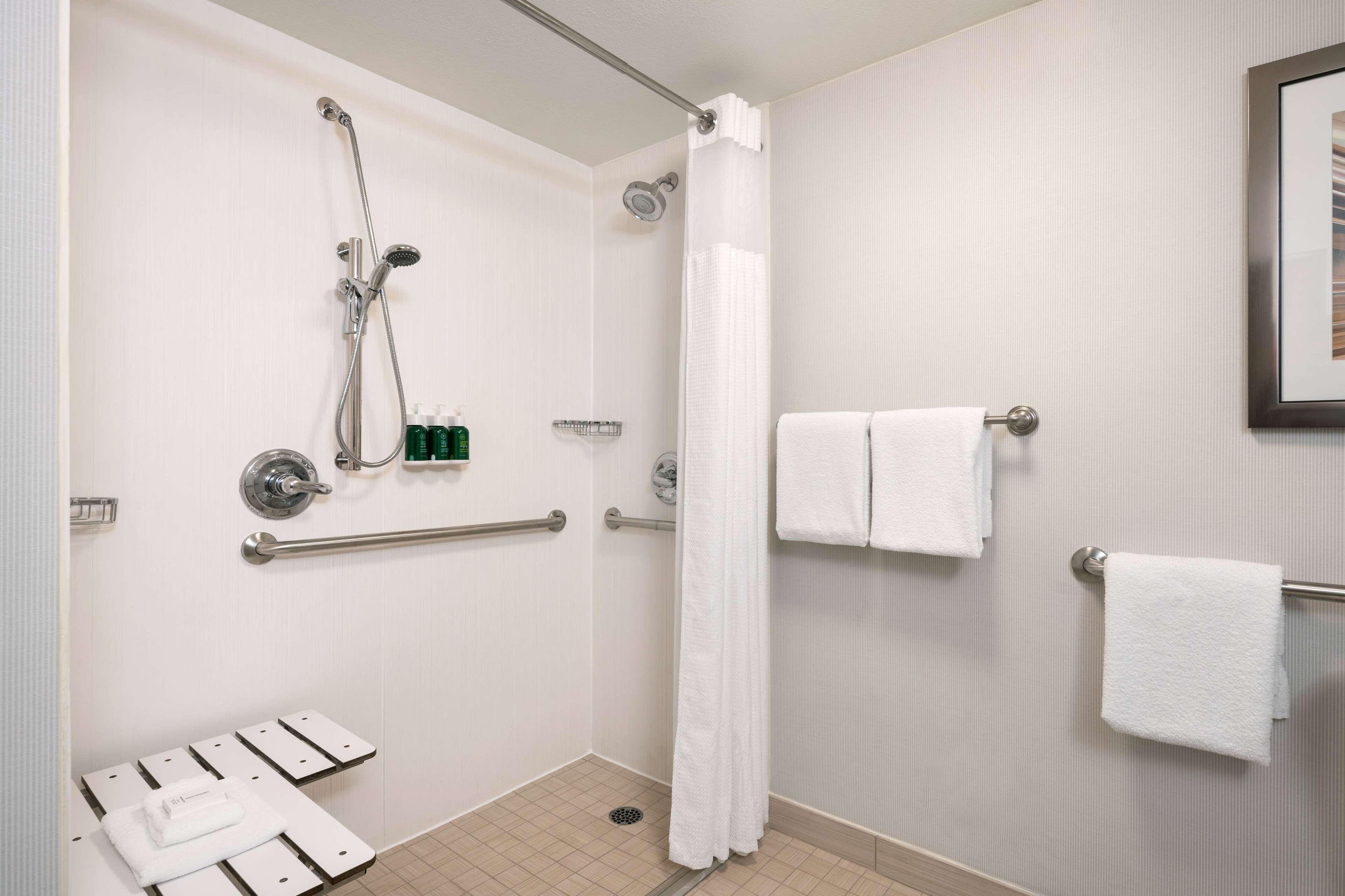 Mobility/Hearing Accessible King Room with Tub,1207375870:JPEG