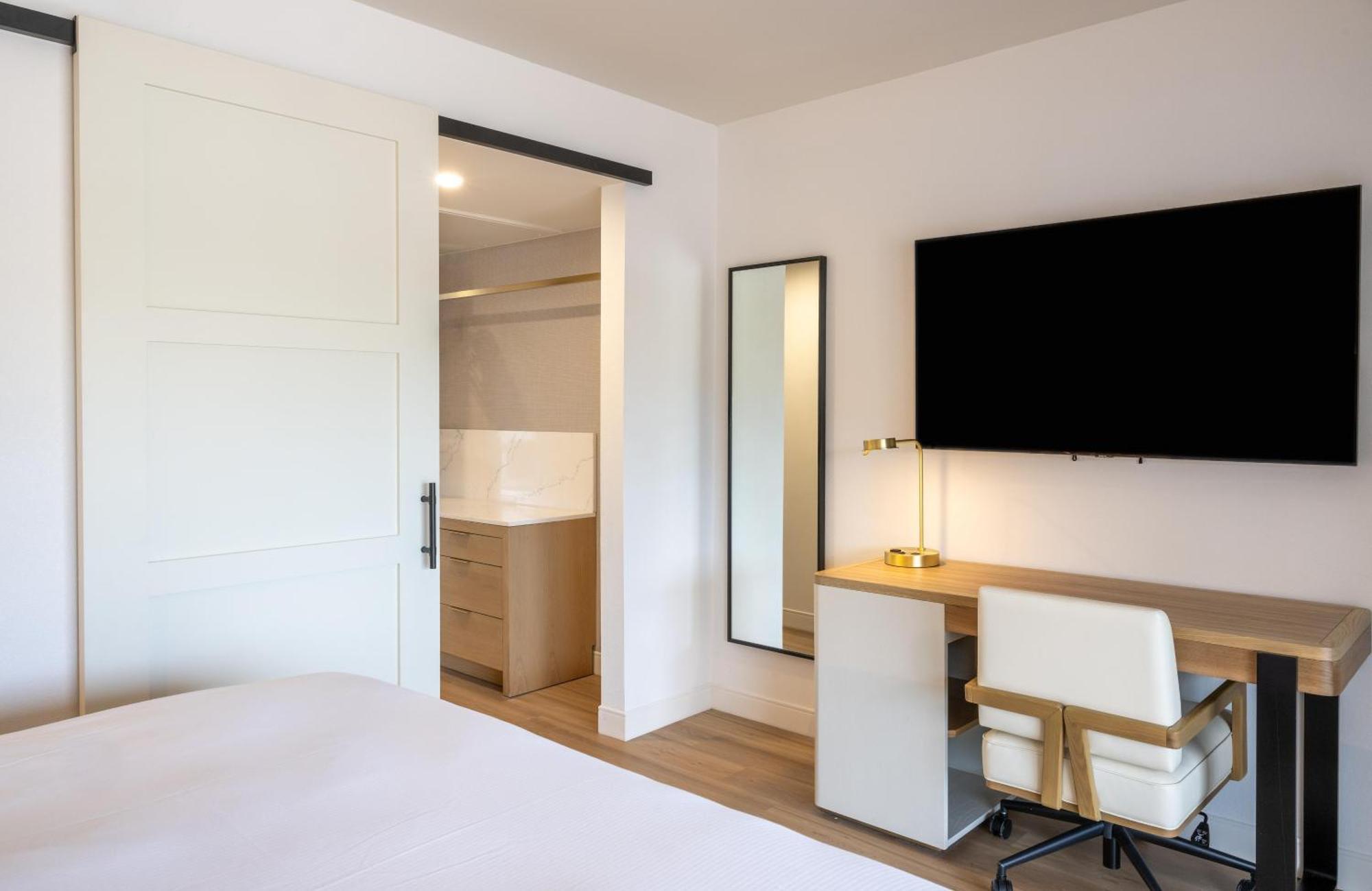 One-Bedroom Suite with Two Queen Beds and Mountain View