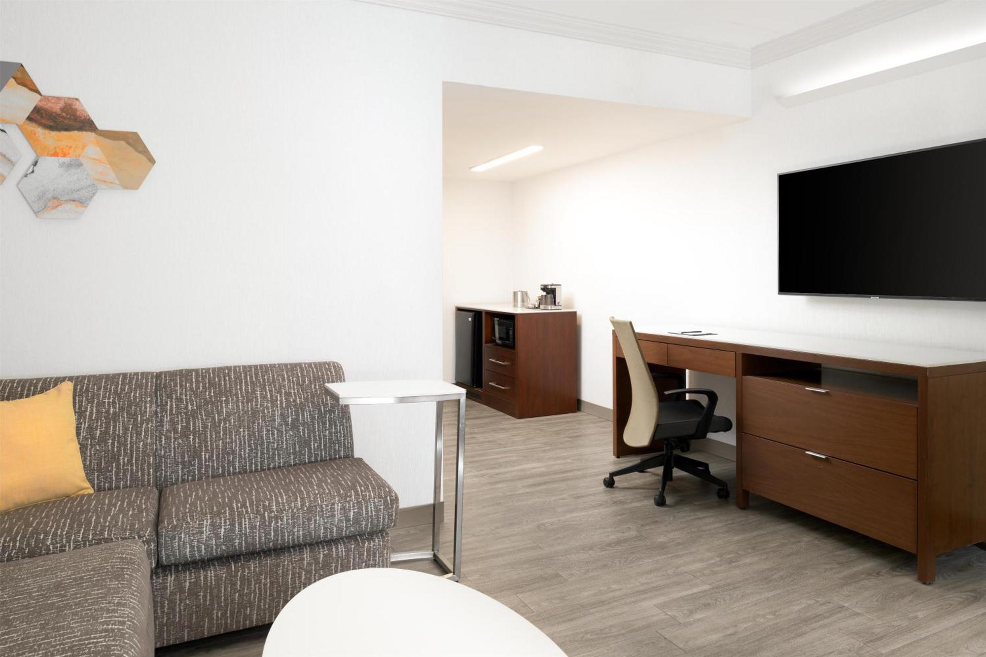One-Bedroom Suite with One Queen Bed and Tub - Mobility Accessible,1758302867:JPEG