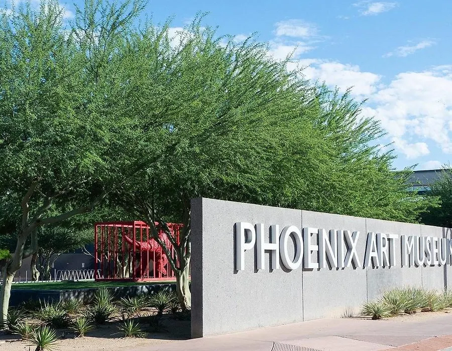 Couples Getaway Highrise Dwntown Phx Skyline Views-1