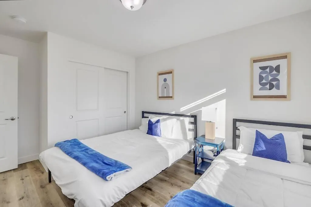 Bright & Spacious Home Sleeps 10-1
