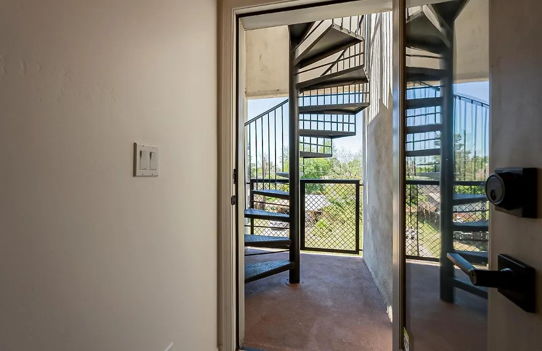 Modern 3 Bed - 3 Bath Townhouse W/ Rooftop Deck-1