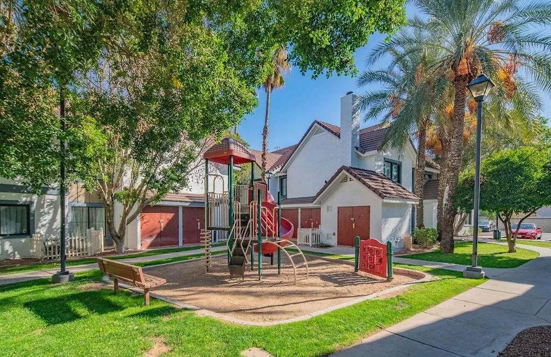 Phoenix 1Bd Queen Economy-1