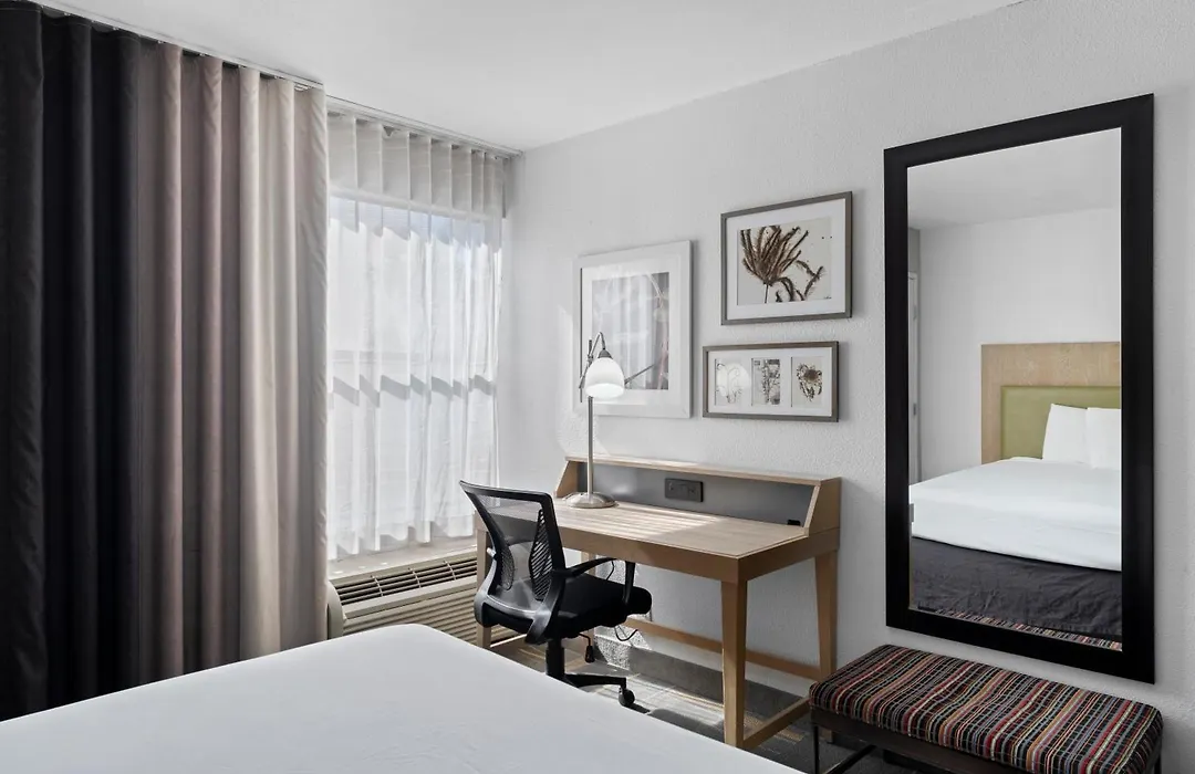 Greentree Inn & Suites Phoenix Sky Harbor-1