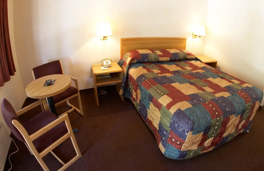 Ez 8 Motel Airporter-1