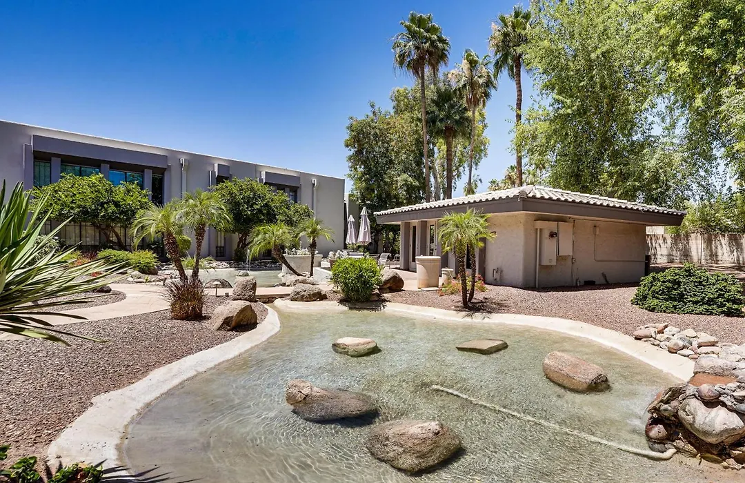 Sleek Phoenix Condo: Walk To Biltmore Fashion Park-1