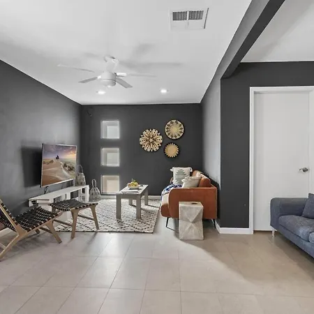 Mid-Century Stunner // Large Yard And Patio For Indoor/Outdoor Living-2