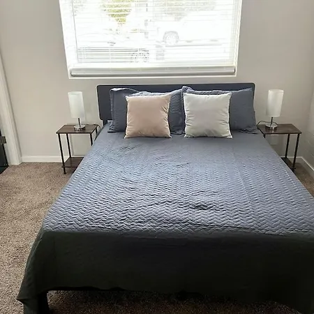 Lovely 2 Bedroom Apt: Long-Term Stay Near Downtown-3