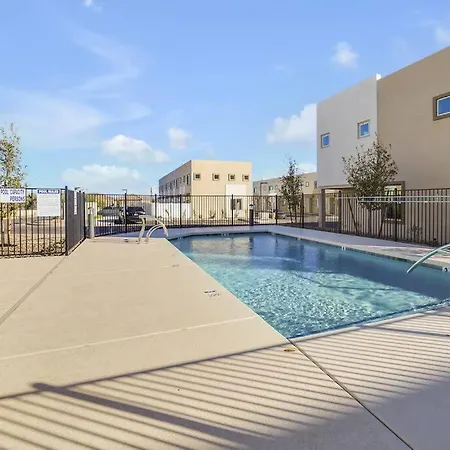 Bright & Spacious Home Sleeps 10-2