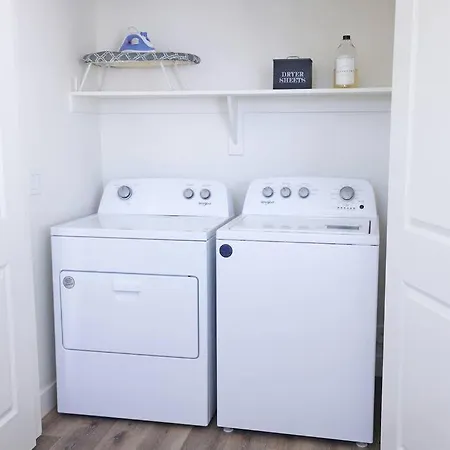 Bright & Spacious Home Sleeps 10-3