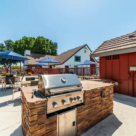 Metro Phoenix Extended Stay - Queen Studio-2
