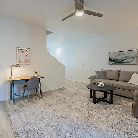 Modern 3 Bed - 3 Bath Townhouse W/ Rooftop Deck-2