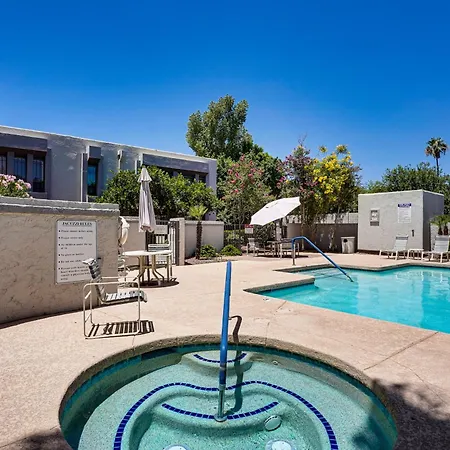 Sleek Phoenix Condo: Walk To Biltmore Fashion Park-3